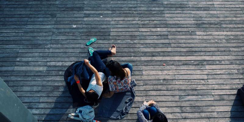 雷朋LED镜片：智能照明技术如何抑制夜间眩光，守护商业与道路安全