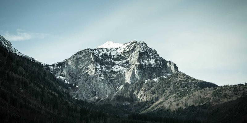 雷朋LED镜片：骑行者的智能光控卫士，从容应对隧道与林间光影挑战